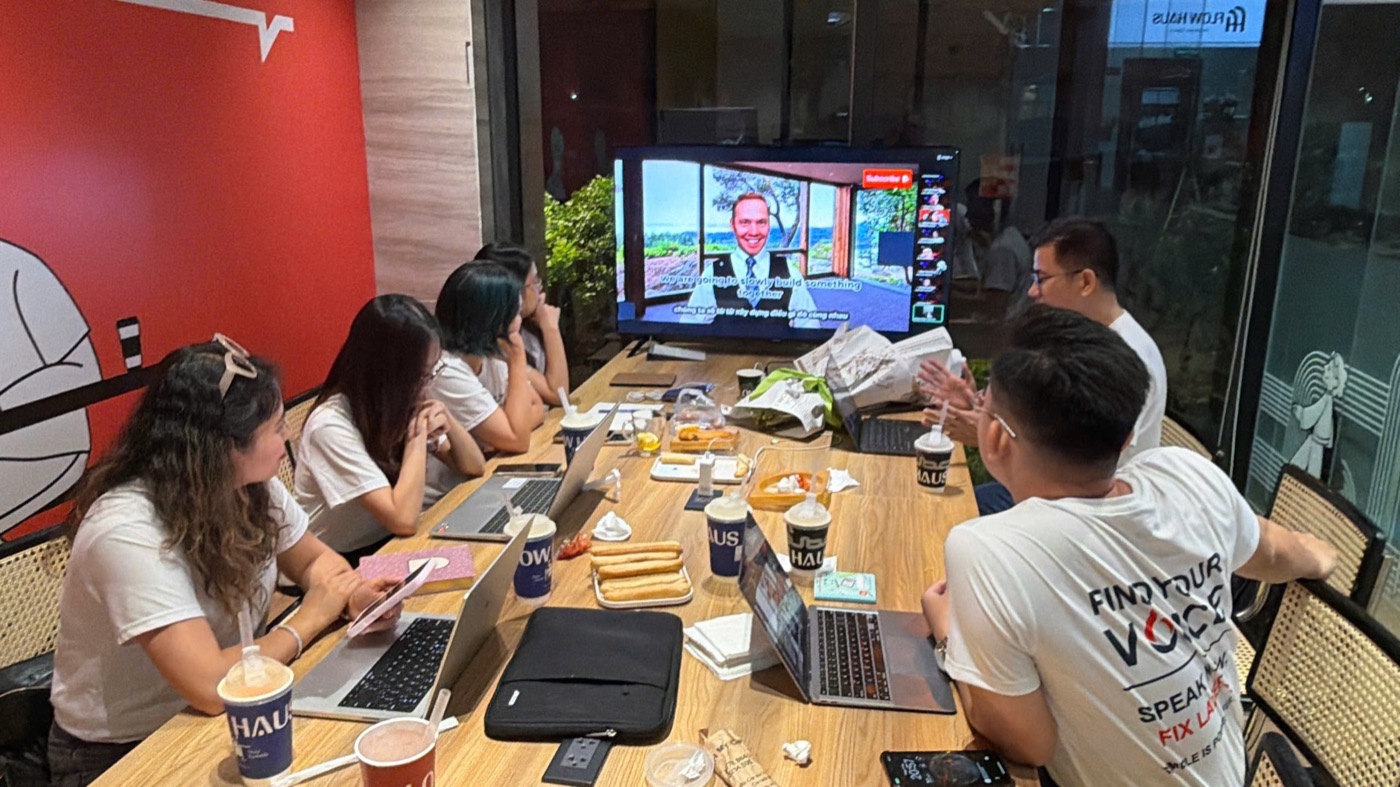 Học viên và đội ngũ Find Your Voice trong buổi học